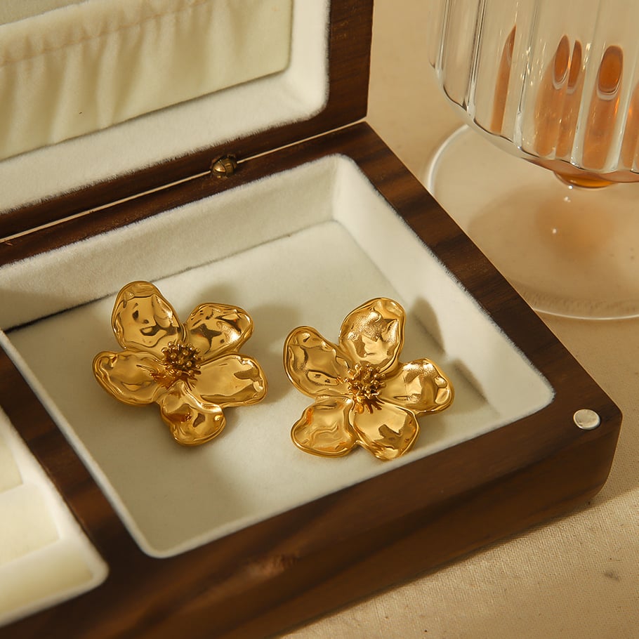 1 Paar personalisierte, modische, gehämmerte Blumenohrringe aus 18 Karat vergoldetem Edelstahl für den Alltag von Damen Bild3
