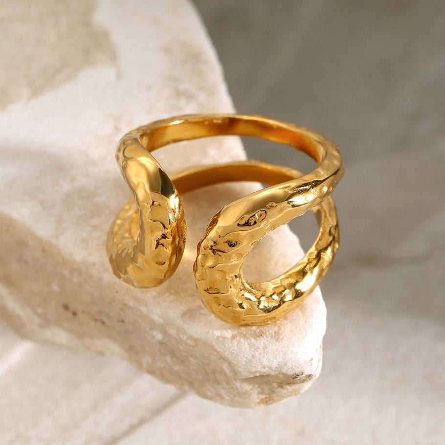 18 Karat Goldring aus Edelstahl, modisches Nischendesign, hochwertiger doppellagiger offener Titanstahlring mit gehämmertem Muster Bild4