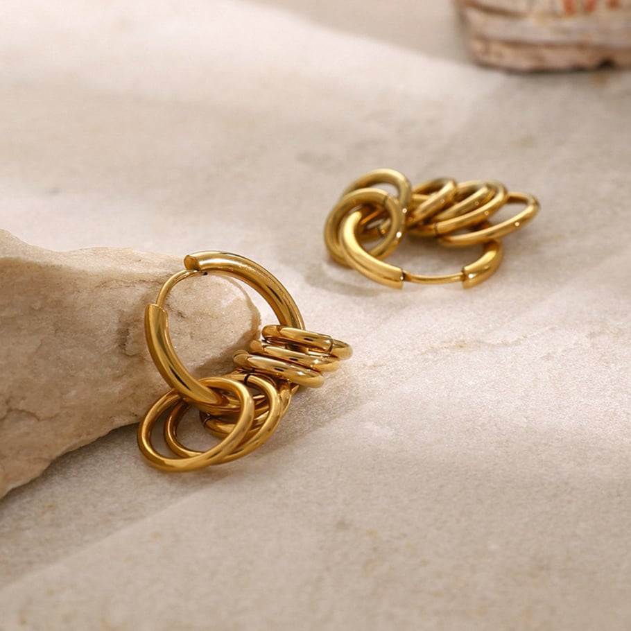 Pendientes de acero inoxidable en oro de 18 quilates con anillo de acero pulido a juego y cinco pequeños anillos dorados colgantes, pendientes de acero de titanio. Imagen6