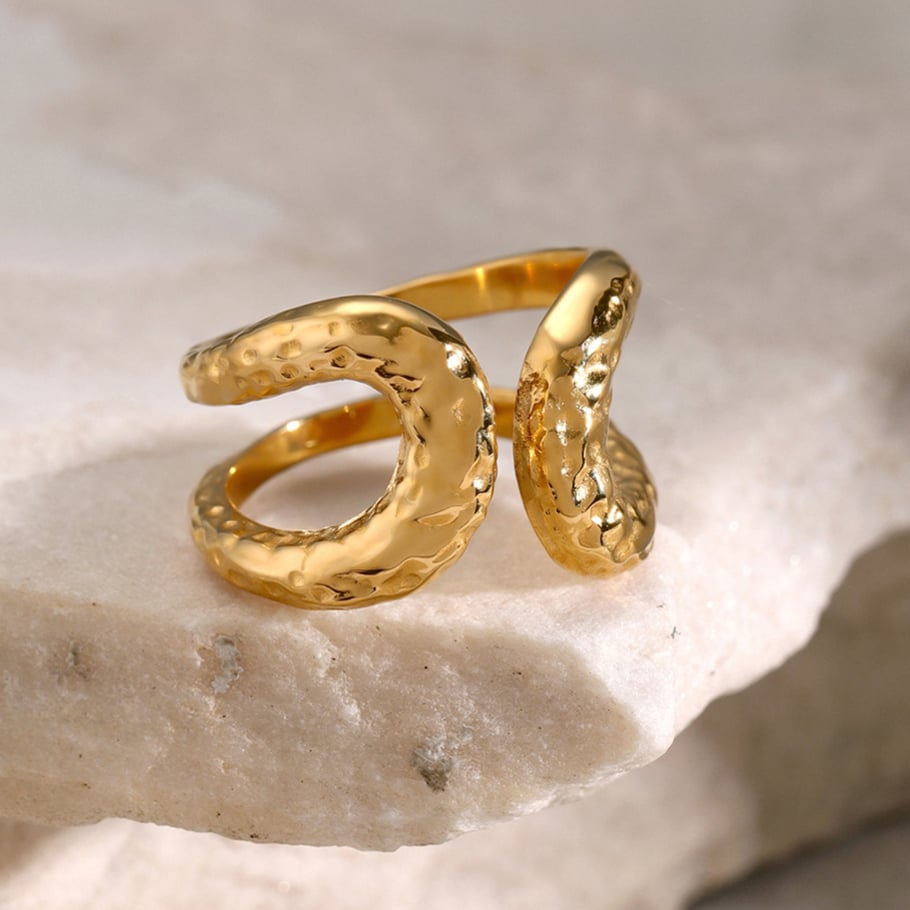 18 Karat Goldring aus Edelstahl, modisches Nischendesign, hochwertiger doppellagiger offener Titanstahlring mit gehämmertem Muster Bild2
