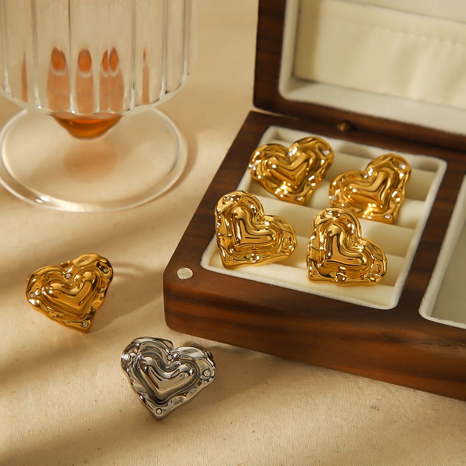 1 Paar 1 Paar exquisite und modische dreidimensionale Herzohrringe aus 18 Karat vergoldetem Edelstahl mit Punktdiamanten für den täglichen Gebrauch von Frauen. Bild3