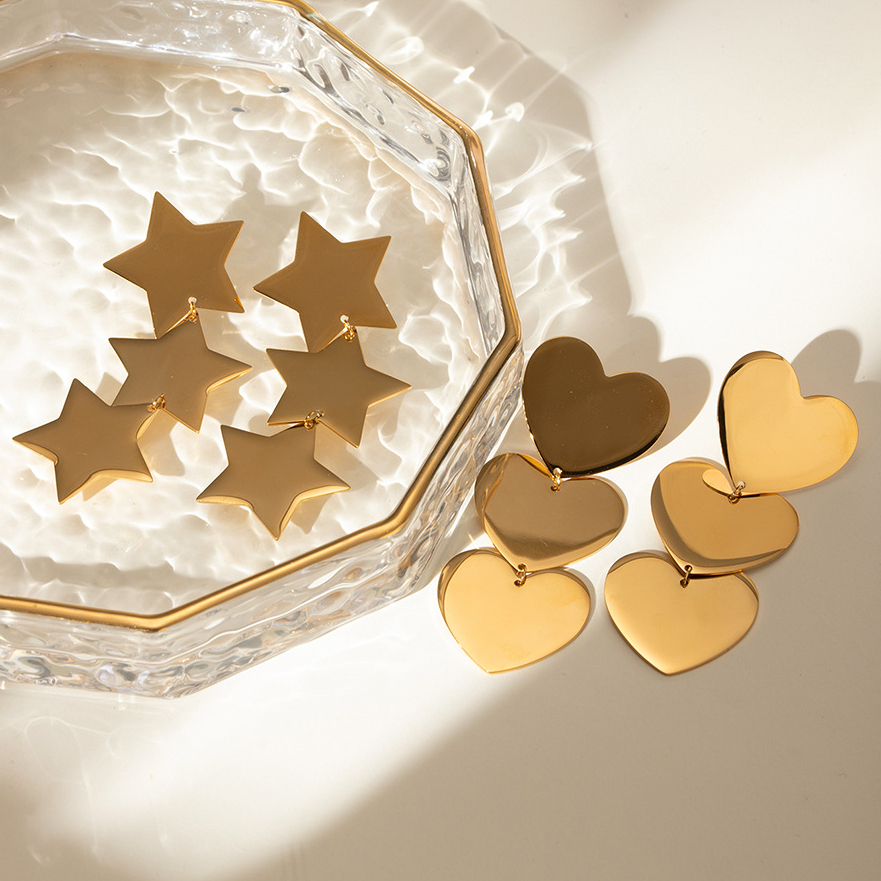 Europäische und amerikanische grenzüberschreitende INS-Stil Nischendesign Temperament 18 Karat Gold Edelstahl dreischichtige glatte Herzohrringe Ohrringe für Frauen Bild4