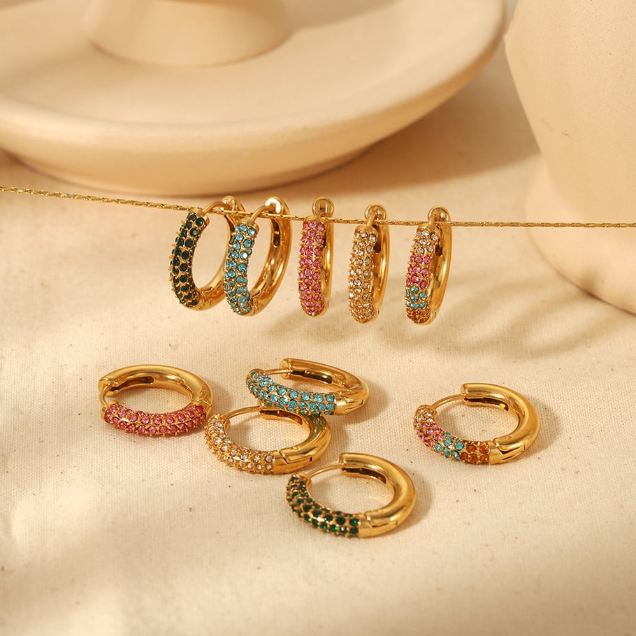 1 Paar Creolen aus der Simple Series mit süßen geometrischen Motiven aus Edelstahl mit 18 Karat Vergoldung und Strasssteinen für Damen Bild4