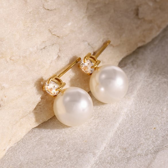 1 paio di orecchini a bottone da donna in acciaio inossidabile di colore solido, placcati in oro 18 carati, con perle artificiali, semplici ed eleganti