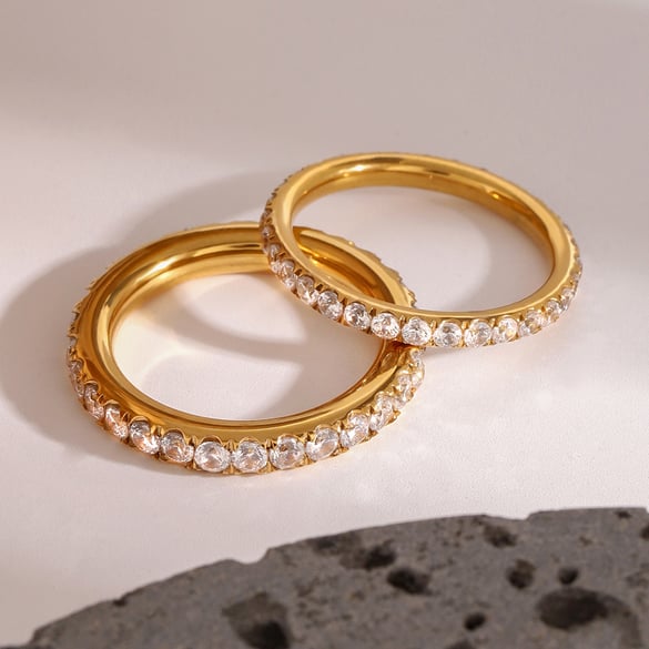 1 paar eenvoudige serie klassieke effen kleur roestvrij staal 18K vergulde strass dames enkele ring 2