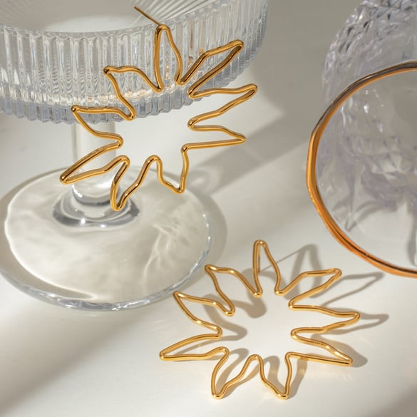 1 Paar Simple Series Retro Flower Edelstahl 18 Karat vergoldete Damen-Ohrstecker 2