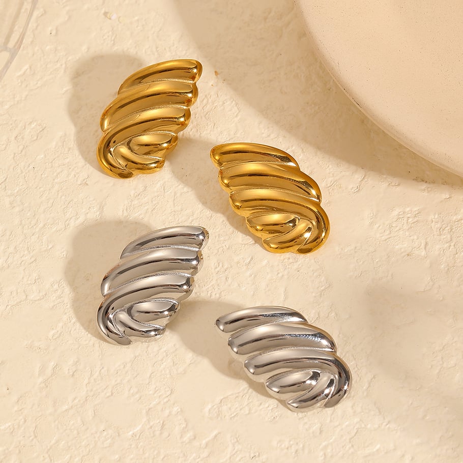1 Pair Luxurious Retro Style Angel Wings Shape Stainless Steel 18K Gold Plated Women's Stud Earrings Picture5