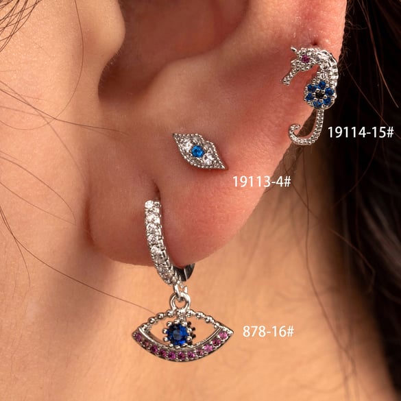 1 par de pendientes de botón de acero de titanio con diseño de animales clásicos, sin revestimiento, con circonitas para mujer