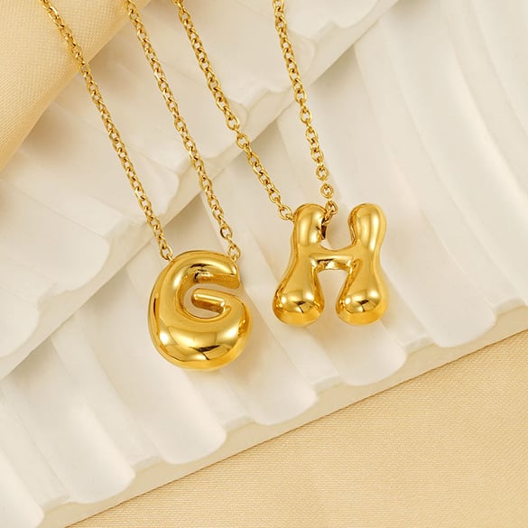 Collar con colgante unisex de acero de titanio chapado en oro de 18 quilates con letras diarias de la serie Simple