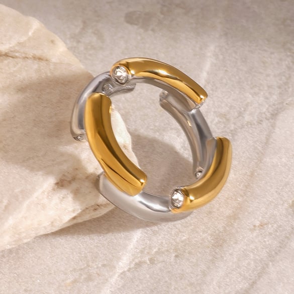 Anillo sencillo de acero inoxidable con diamantes de imitación chapados en oro de 18 quilates para mujer, serie simple, geométrico, diario. 2