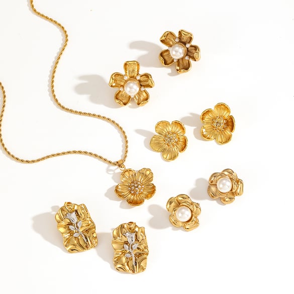 1 par de pendientes de botón de acero inoxidable chapados en oro de 18 quilates con perlas artificiales y elegantes flores de serie clásica para mujer 2