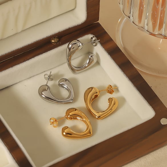 1 par de aretes de botón de acero inoxidable chapados en oro de 18 quilates con forma de corazón para mujer 2