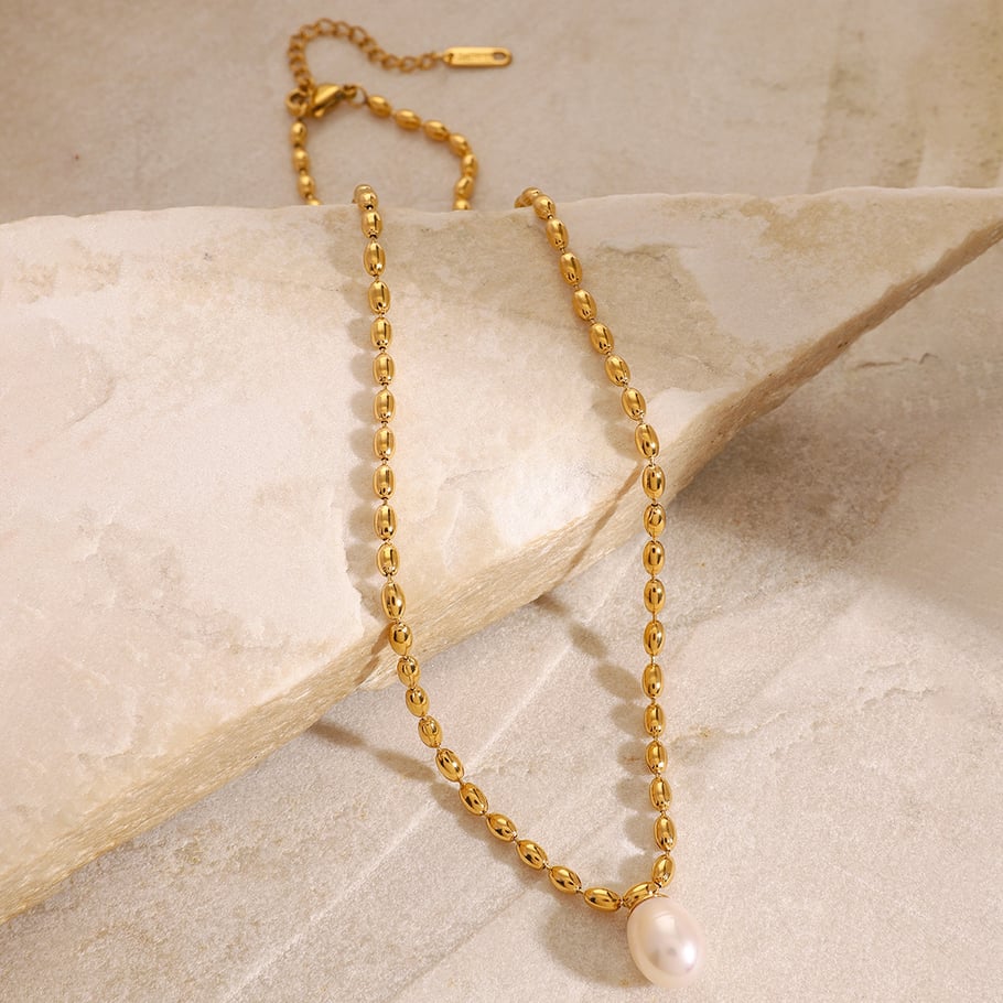 Collar con colgante de perlas artificiales para mujer, serie clásica, retro, de acero inoxidable chapado en oro de 18 quilates. Imagen9