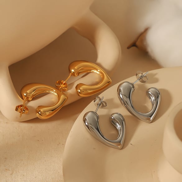 1 par de aretes de botón de acero inoxidable chapados en oro de 18 quilates con forma de corazón para mujer