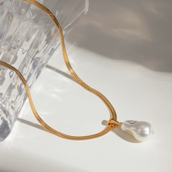 1 stuk Eenvoudige serie Elegante geometrische roestvrijstalen 18K vergulde kunstmatige parel dames hanger kettingen 2