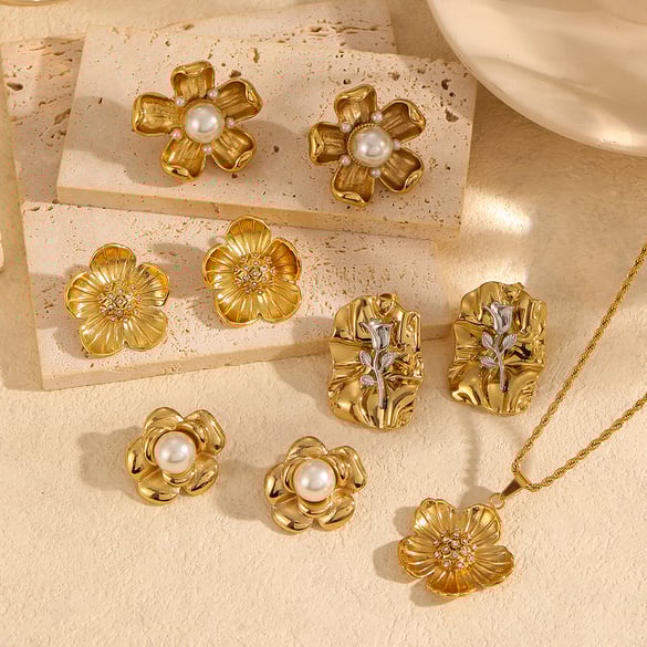 1 par de pendientes de botón de acero inoxidable chapados en oro de 18 quilates con perlas artificiales y elegantes flores de serie clásica para mujer