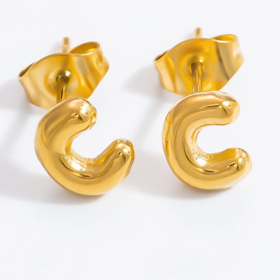 1 par de aretes de botón de acero inoxidable chapados en oro de 18 quilates con letras informales de serie simple para mujer Imagen6