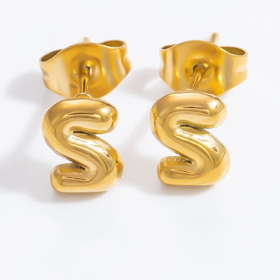1 par de aretes de botón de acero inoxidable chapados en oro de 18 quilates con letras informales de serie simple para mujer Imagen12