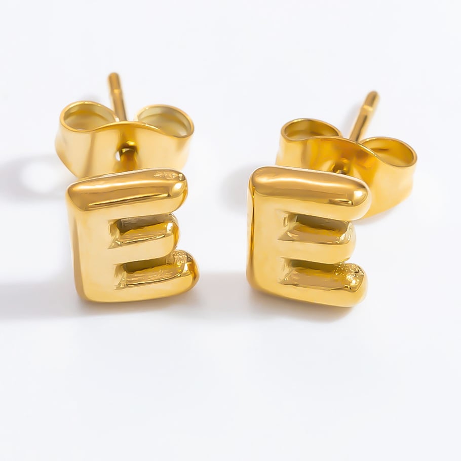 1 par de aretes de botón de acero inoxidable chapados en oro de 18 quilates con letras informales de serie simple para mujer Imagen8
