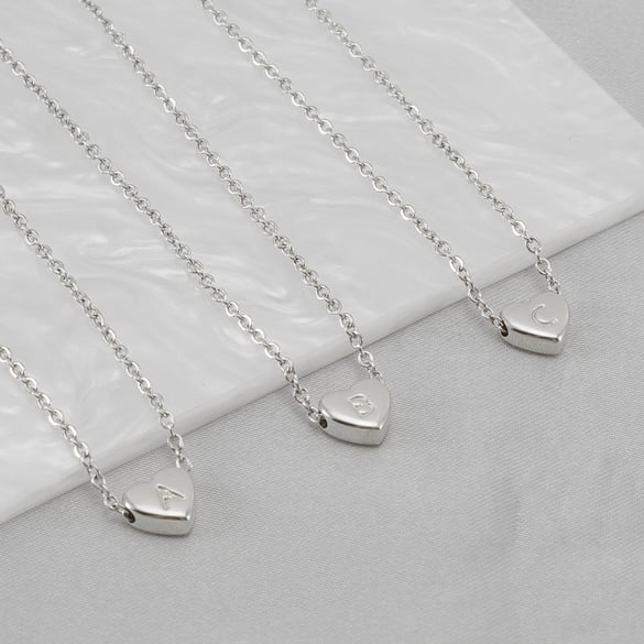 Collier pendentif simple en acier titane pour femme, 1 pièce, série quotidienne, lettre