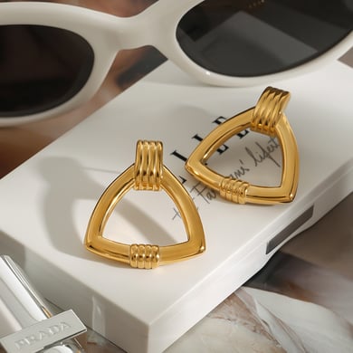 1 par de pendientes de botón de acero inoxidable en forma de triángulo clásico, color dorado, para mujer. h5 Imagen11