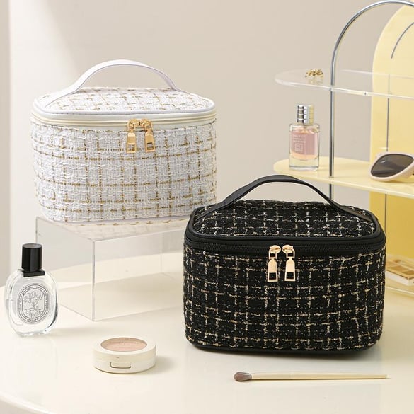 1 Piece Fashionable Series Classic Plaid Chanel's Style Women's Cosmetic Bags