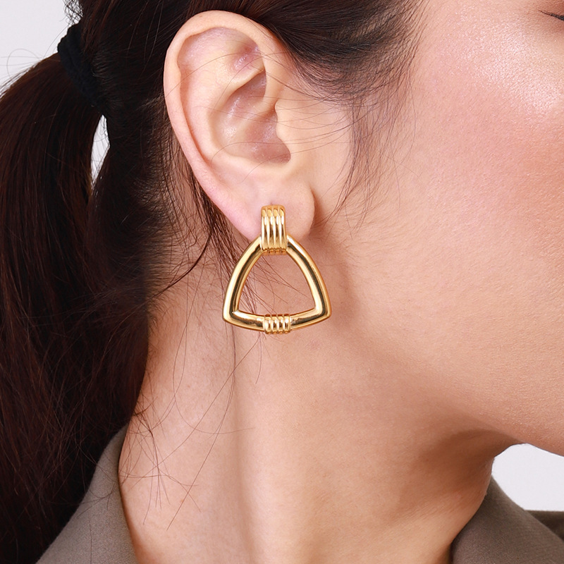 1 par de pendientes de botón de acero inoxidable en forma de triángulo clásico, color dorado, para mujer. Imagen4