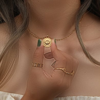 Collar con colgante clásico de acero inoxidable con diseño de sol y luna en color dorado para mujer, serie clásica, 1 unidad h5 Imagen4