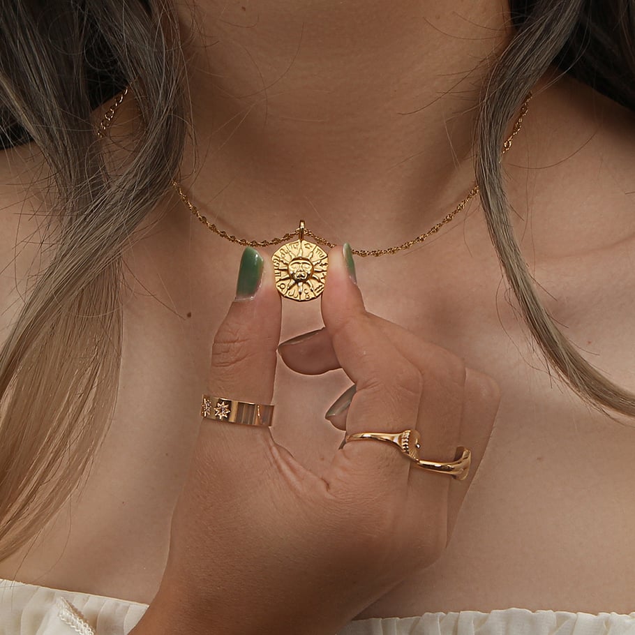 Collar con colgante clásico de acero inoxidable con diseño de sol y luna en color dorado para mujer, serie clásica, 1 unidad Imagen4