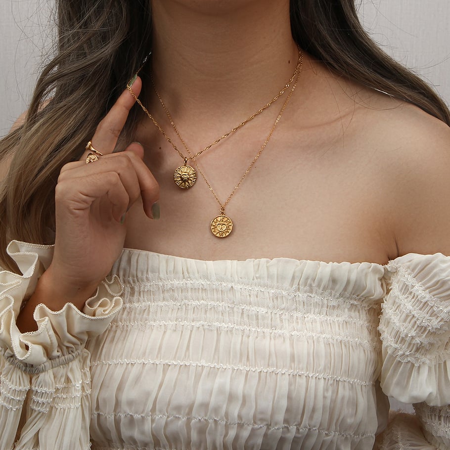Collar con colgante clásico de acero inoxidable con diseño de sol y luna en color dorado para mujer, serie clásica, 1 unidad Imagen5