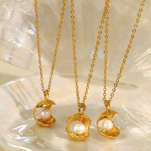1 stuk Eenvoudige serie Retro geometrische roestvrij staal gouden kleur kunstmatige parel dames hanger kettingen 2