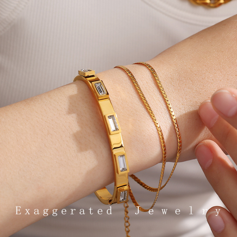 1 pieza de pulseras de mujer de acero inoxidable con diamantes de imitación de color dorado y diseño geométrico clásico de serie simple Imagen6