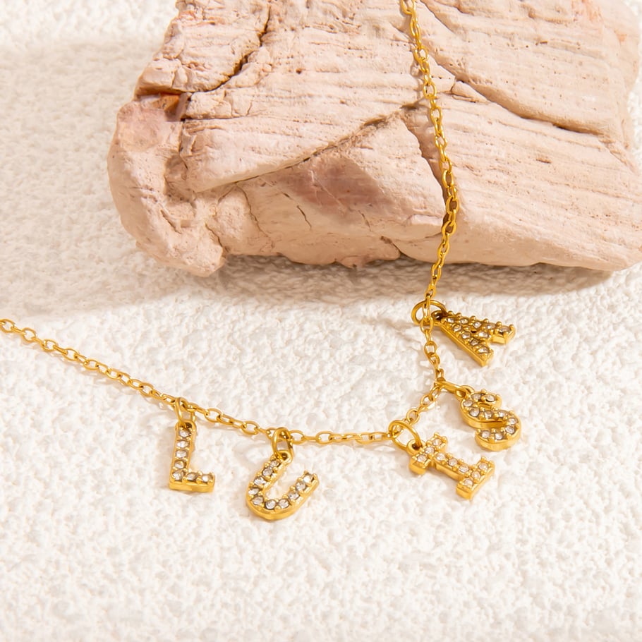 1 pieza de lujosa serie de letras diarias de acero inoxidable color dorado para mujer Imagen9