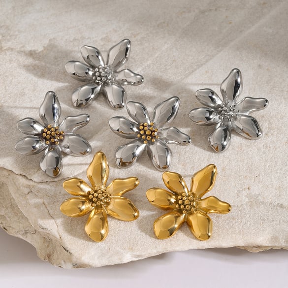1 Paar Simple Series Retro Flower Edelstahl 18 Karat vergoldete Damen-Ohrstecker 2