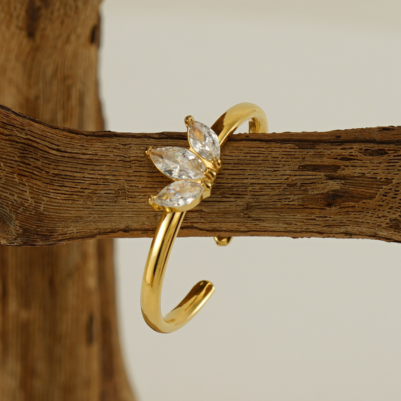1 Paar grenzüberschreitender Ahornblattring aus Edelstahl mit eingelegtem Zirkonia für Damen, modischer und vielseitiger leichter Luxusring aus Titanstahl für Damen, verstellbarer Ring Bild4
