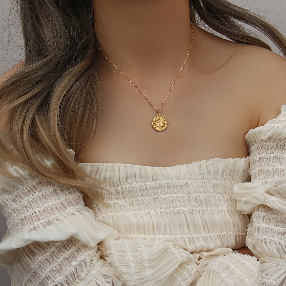 Collar con colgante clásico de acero inoxidable con diseño de sol y luna en color dorado para mujer, serie clásica, 1 unidad Imagen3