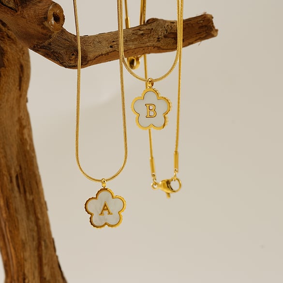 1 Piece Simple Hign-end Style Five-leaf Clover Shape Stainless Steel 18K Gold Plated Inlay Shell Women's Pendant Necklace
