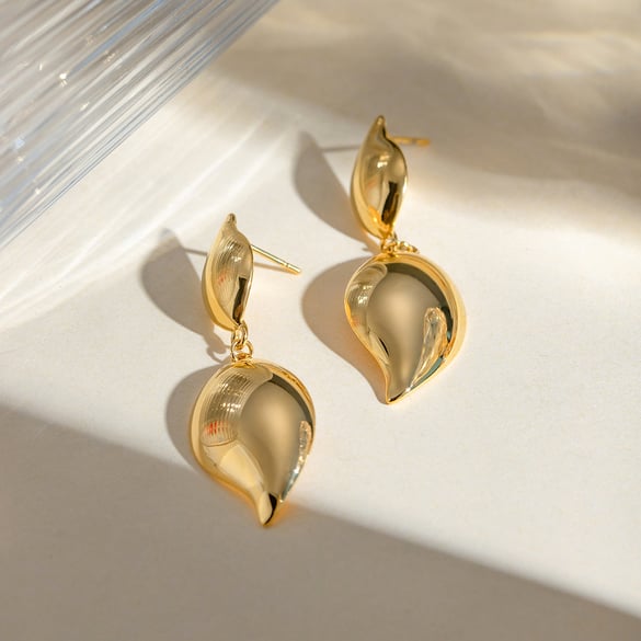 Boucles d&#39;oreilles brillantes en forme de larme en forme de pétale en acier inoxydable or 18 carats de style INS transfrontalier européen et américain pour femmes 2