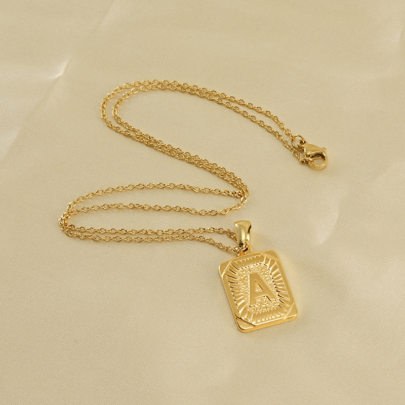 1 pezzo semplice serie lettera giornaliera acciaio inossidabile placcato oro 18K collane con ciondolo unisex Immagine3