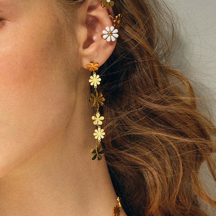 Europäische und amerikanische 18 Karat Gold Edelstahl kleine Gänseblümchen lange asymmetrische Ohrringe in leichten Luxus Gänseblümchen Quaste Anhänger Ohrringe Bild4