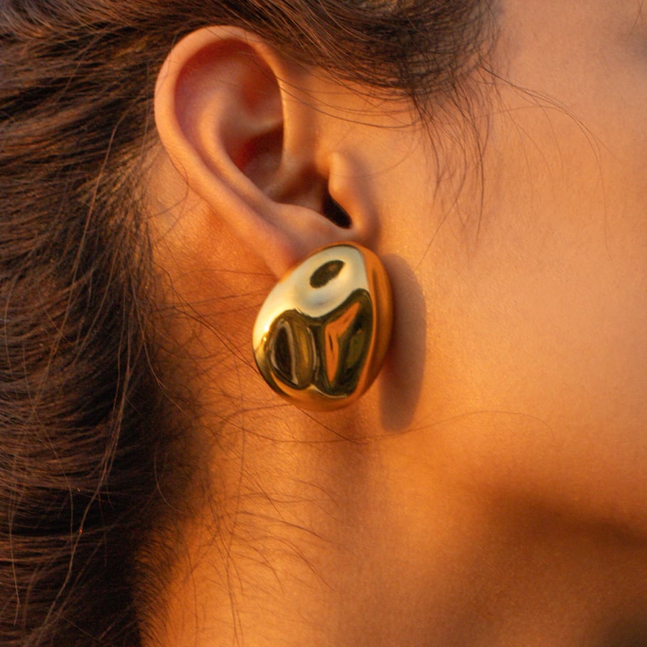 1 par de pendientes de botón de acero inoxidable dorados con diseño de arrugas de Europa y América para mujer Imagen7