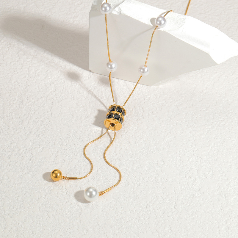 Collier avec pendentif géométrique simple et décontracté en acier inoxydable plaqué or 18 carats et perles artificielles pour femme Image3