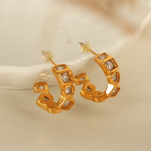 1 par de pendientes de aro de acero inoxidable con circonitas cúbicas, chapados en oro de 18 quilates, para mujer.