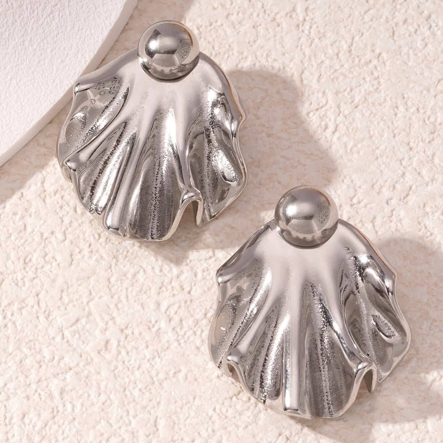 1 Paar luxuriöse Damen-Ohrstecker mit Blumenmotiv aus Titanstahl in  Bild3