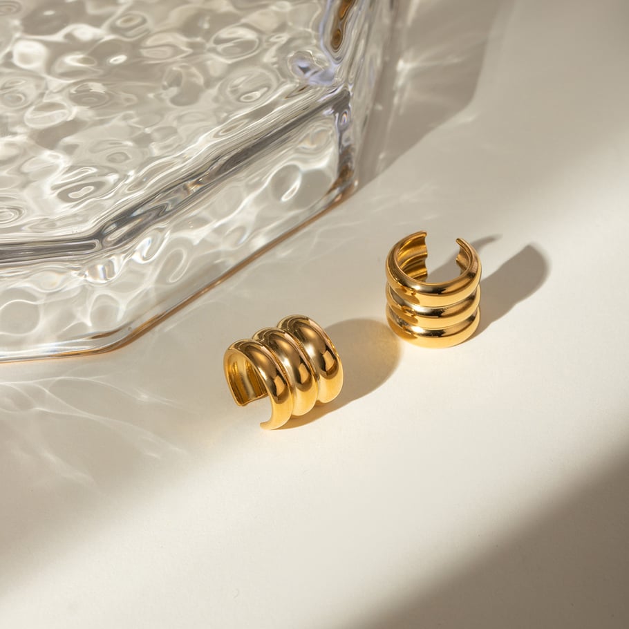 Europäische und amerikanische grenzüberschreitende INS-Stil Nischenpersönlichkeit kreative 18 Karat Gold Edelstahl dreischichtige breite Ohrclip-Ohrringe Schmuck Großhandel Bild3