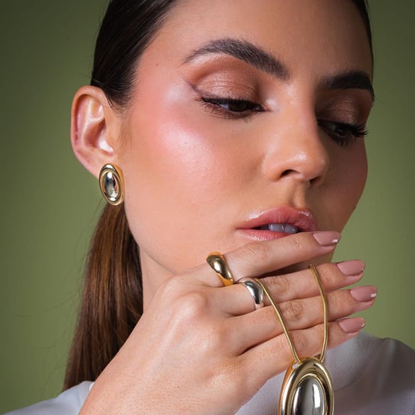 1 paio di orecchini ovali in acciaio inossidabile color oro 18k abbinati a quelli delle celebrità di Internet, orecchini da donna in acciaio al titanio abbinati alla stessa moda