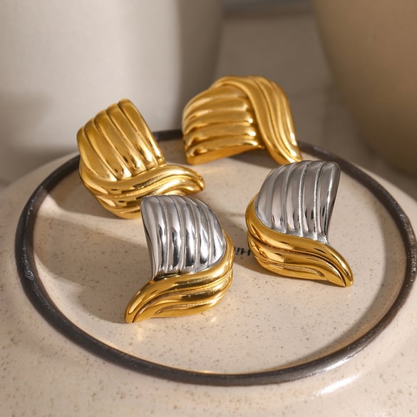 Boucles d&#39;oreilles en acier inoxydable doré 18 carats/en forme de vague filetée avec un design unique sur les côtés gauche et droit, boucles d&#39;oreilles assorties en acier titane de haute qualité