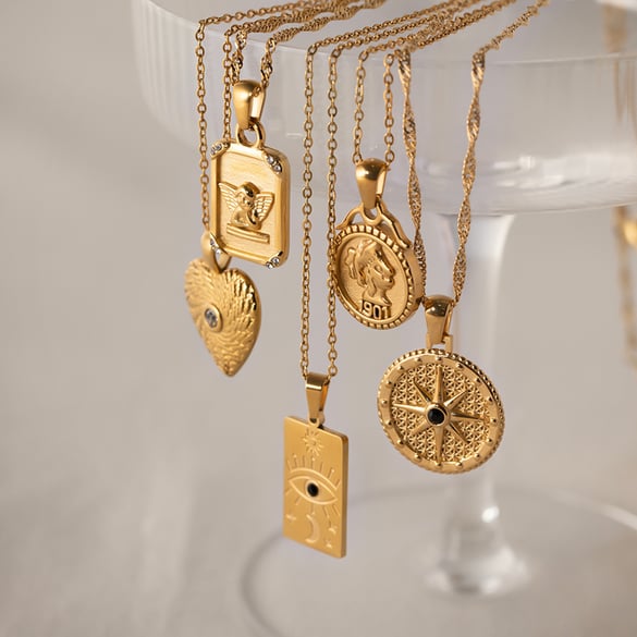 Collier avec pendentif en forme de cœur, carré et ovale, style rétro simple, en acier inoxydable plaqué or 18 carats, pour femme