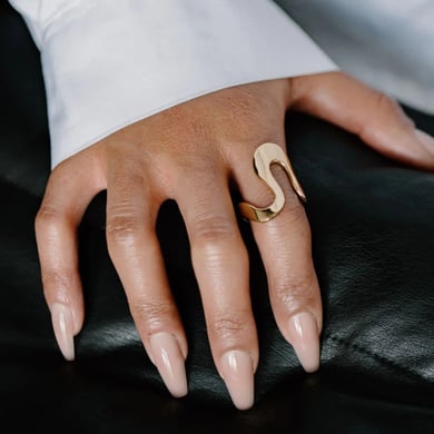 Anillos individuales para mujer de acero inoxidable color dorado, serie clásica de Europa y América, 1 pieza h5 Imagen8