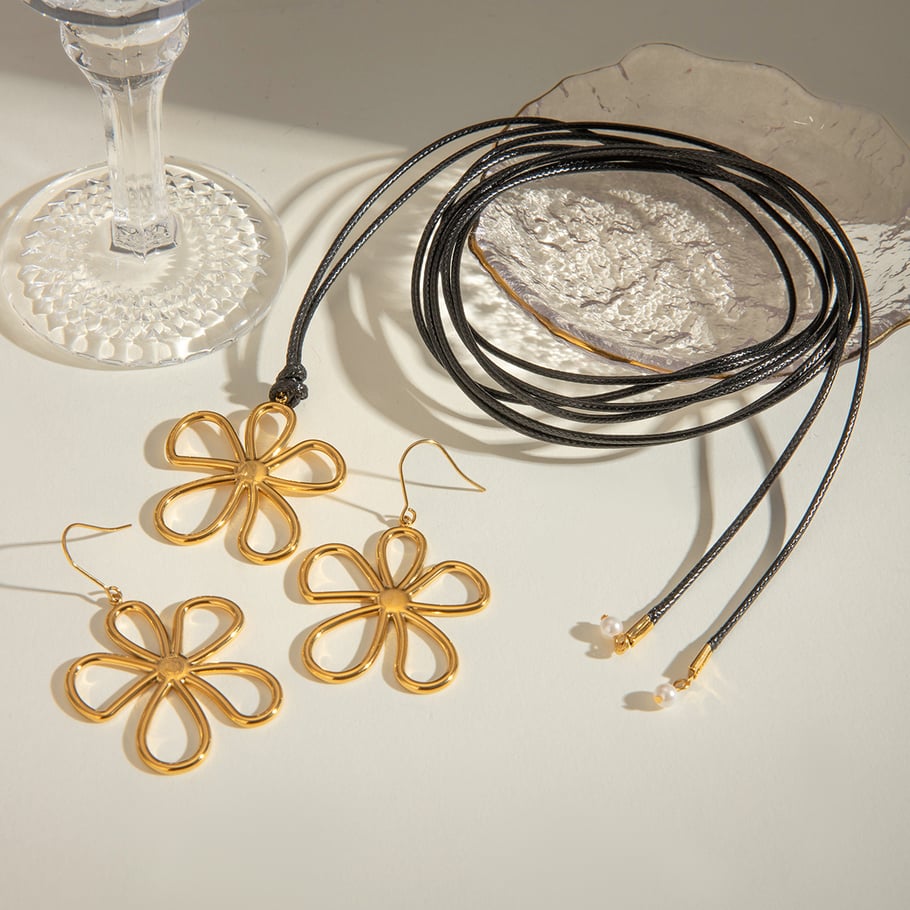 1 paire de boucles d&#39;oreilles en acier inoxydable 18 carats de style INS transfrontalier, simples et élégantes, style avancé, boucles d&#39;oreilles en forme de fleur, accessoires pour femmes Image3